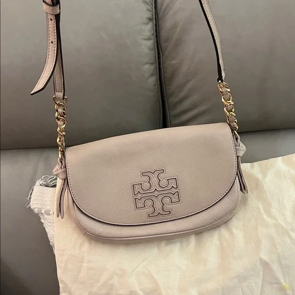 Tory Burch Harper Leather Crossbody Bag 
Bedrock color.  EUC GOLD IN STRAP - Picture 12 of 14